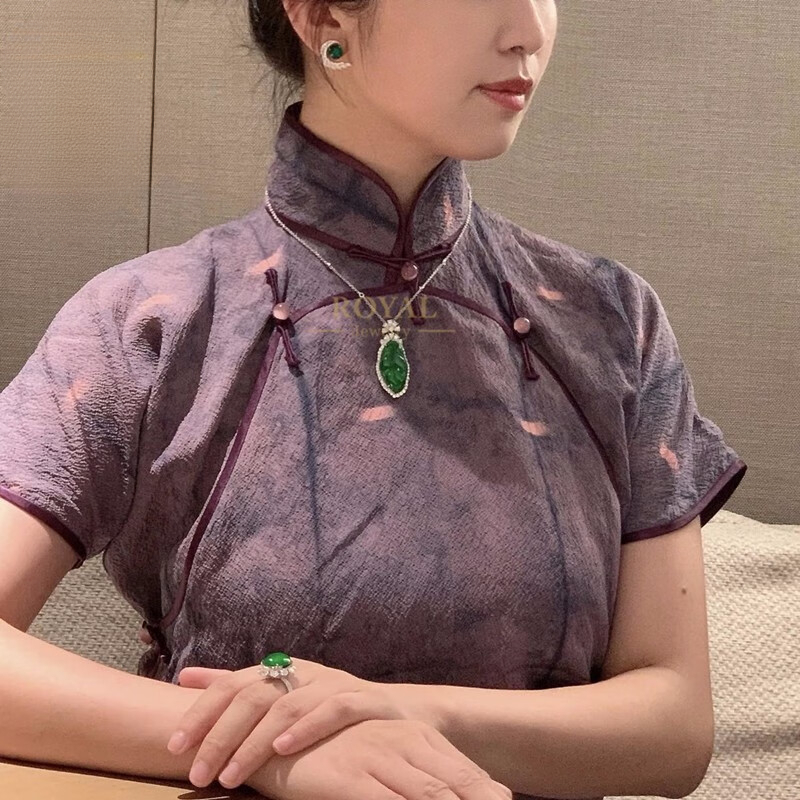 Jade necklace with leaf pendant