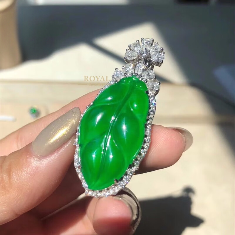 Jade necklace with leaf pendant