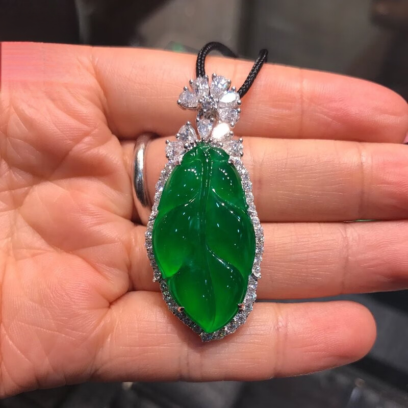 Jade necklace with leaf pendant