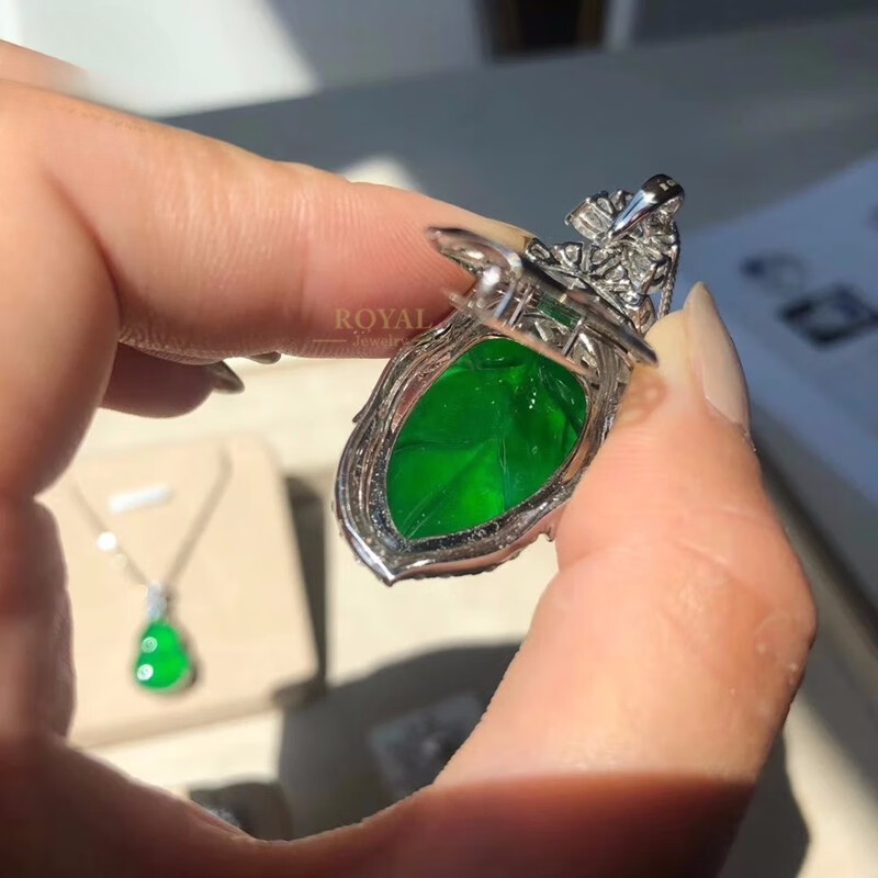 Jade necklace with leaf pendant