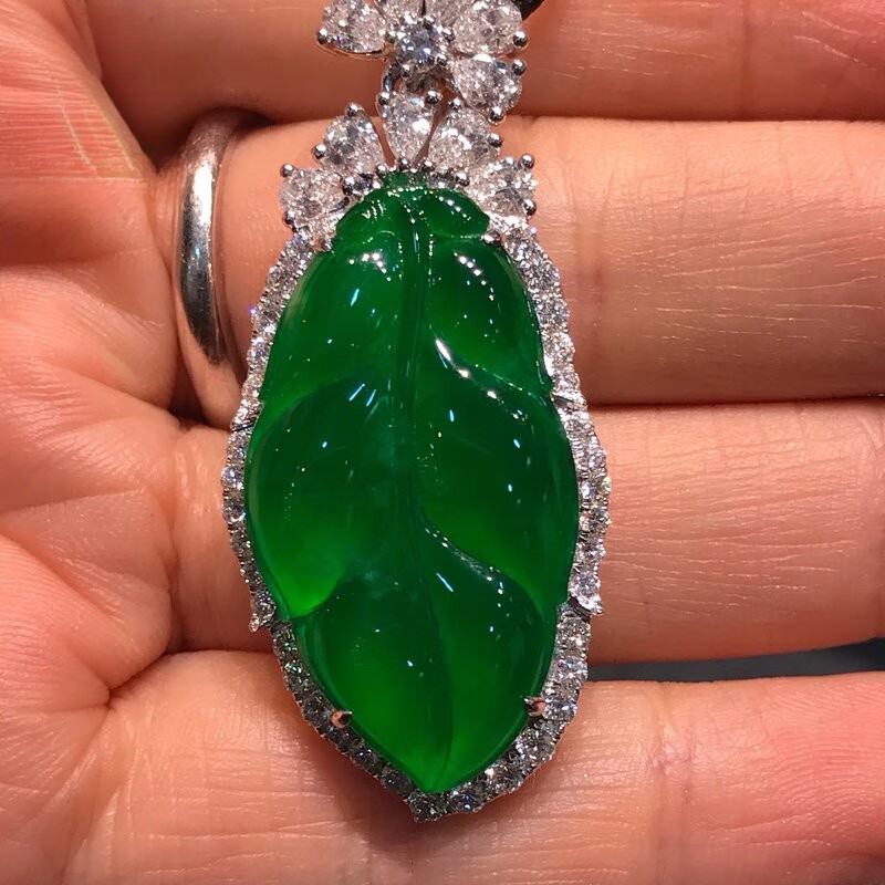Jade necklace with leaf pendant