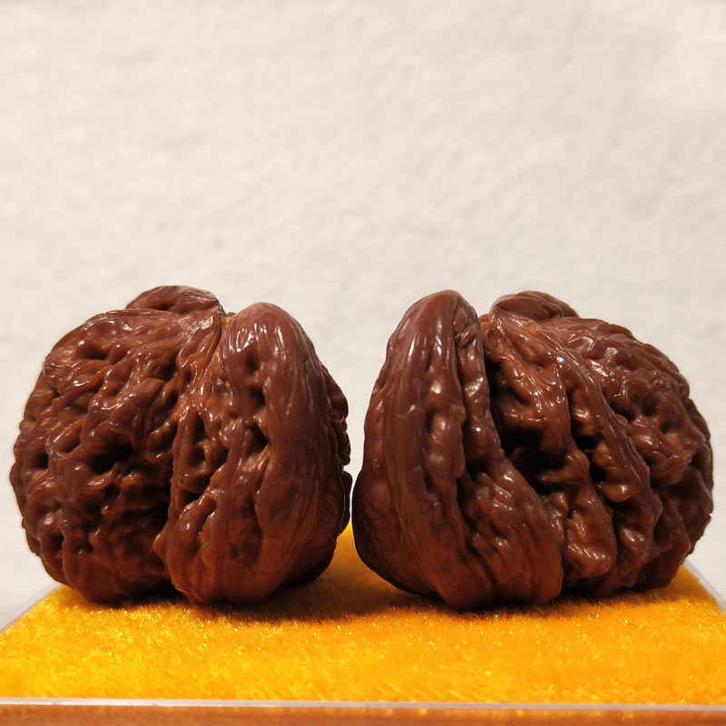 Collectible fine white lion-shaped teapots (a pair)