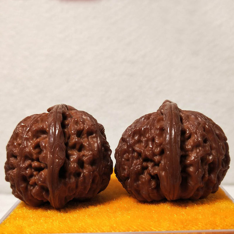 Collectible fine white lion-shaped teapots (a pair)