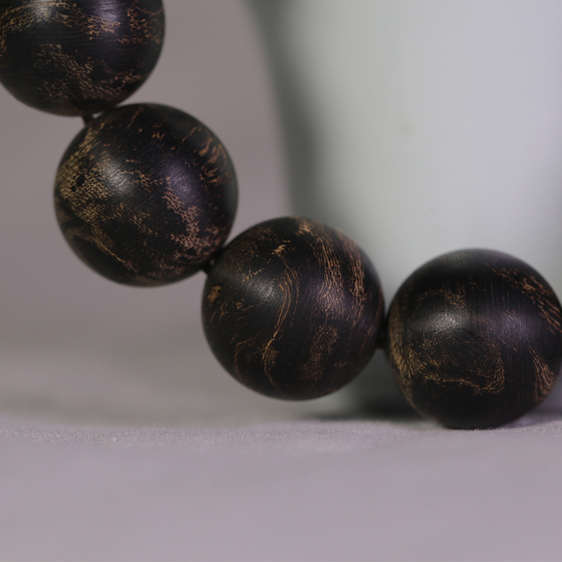 (White Kyara Sinking Grade) Kyara Agarwood