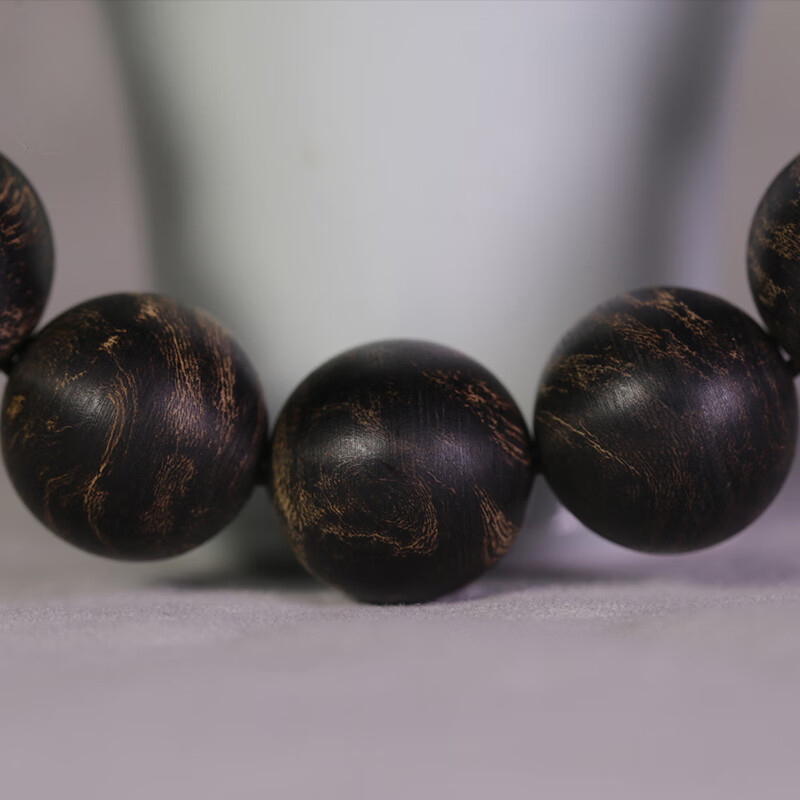 (White Kyara Sinking Grade) Kyara Agarwood