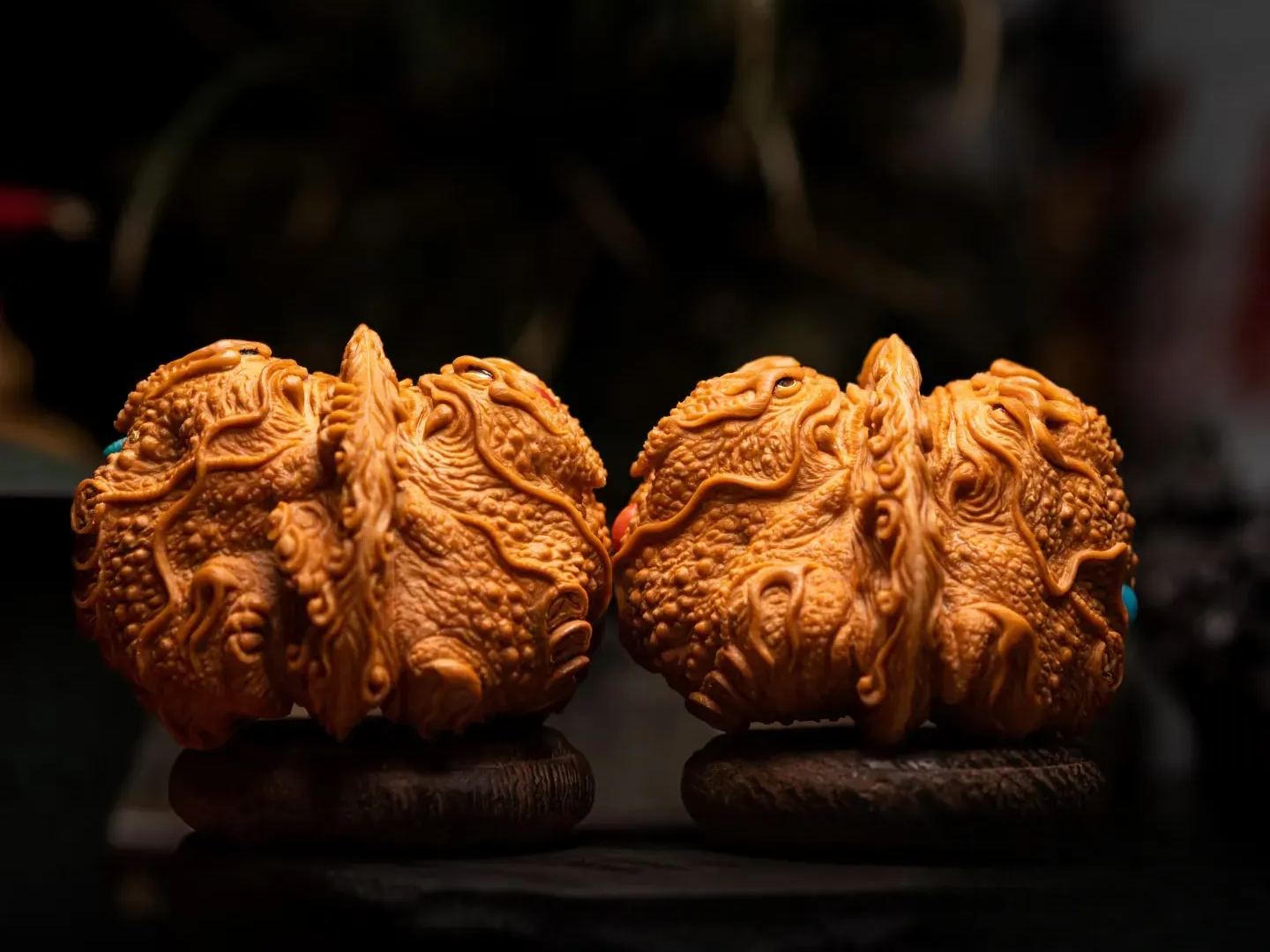 [Northern-Style Nut Carving] Hand-Carved Curio Walnut Golden Toad Pair (Inlaid Turquoise & Red Agate) | Collectible Fortune-Bringing Handheld Decor