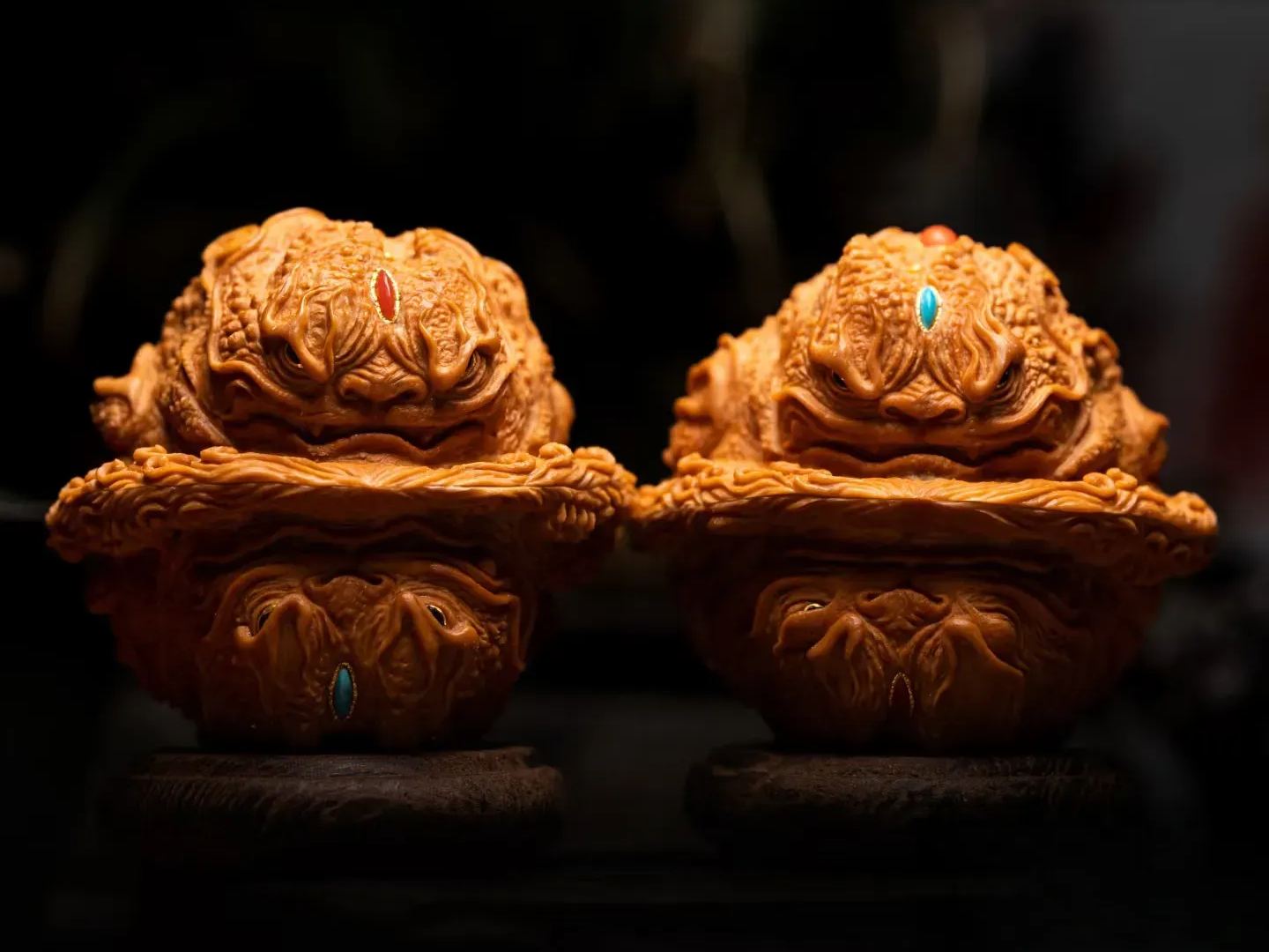 [Northern-Style Nut Carving] Hand-Carved Curio Walnut Golden Toad Pair (Inlaid Turquoise & Red Agate) | Collectible Fortune-Bringing Handheld Decor