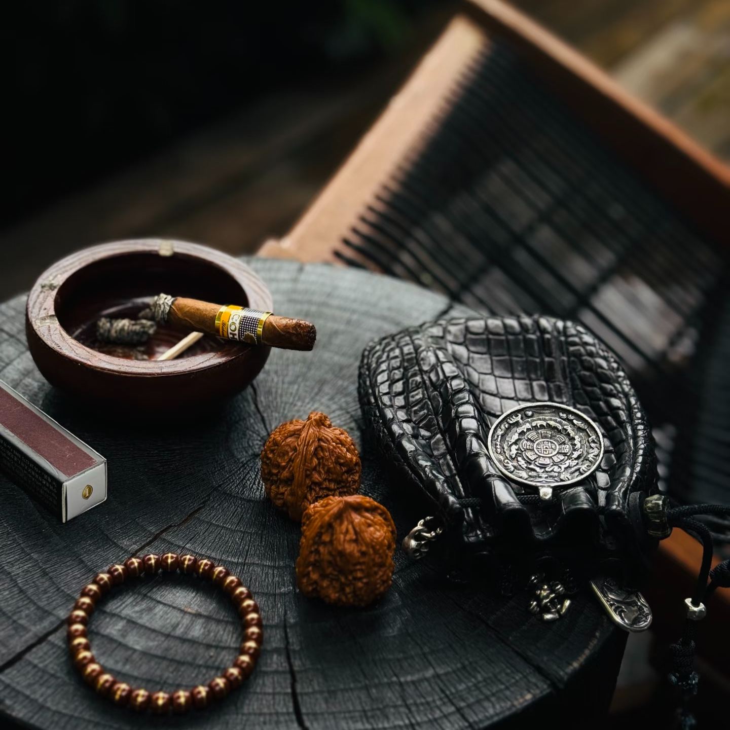 [Curio Set] Gold-Inlaid Vintage Bead Bracelet + Premium Curio Walnuts + Crocodile-Pattern Leather Curio Pouch | Men's Handheld Collectible Set