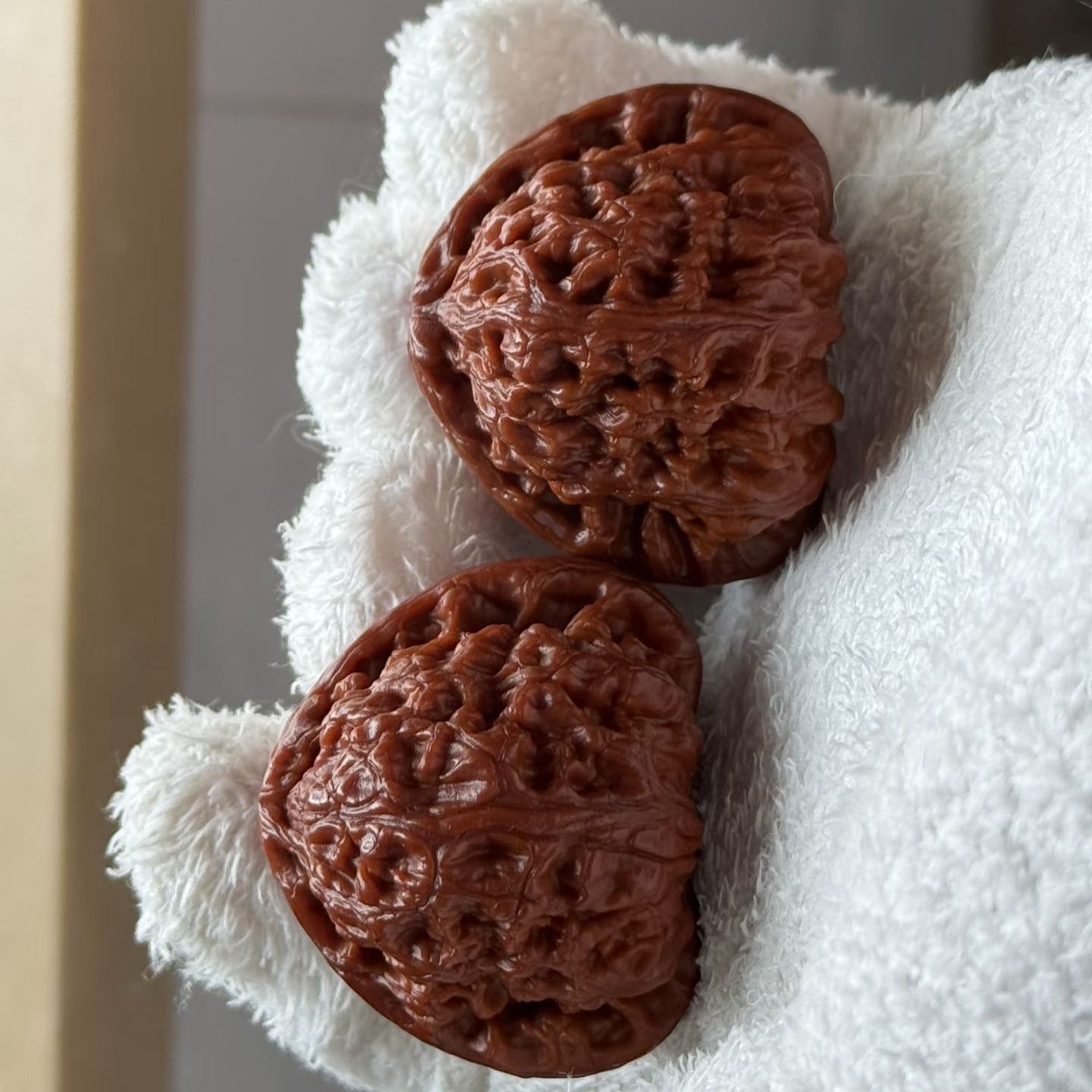 [High-Density & Reddish] Patinated Premium Matched Vintage Curio Walnut Pair | Natural Grain Handheld Collectible