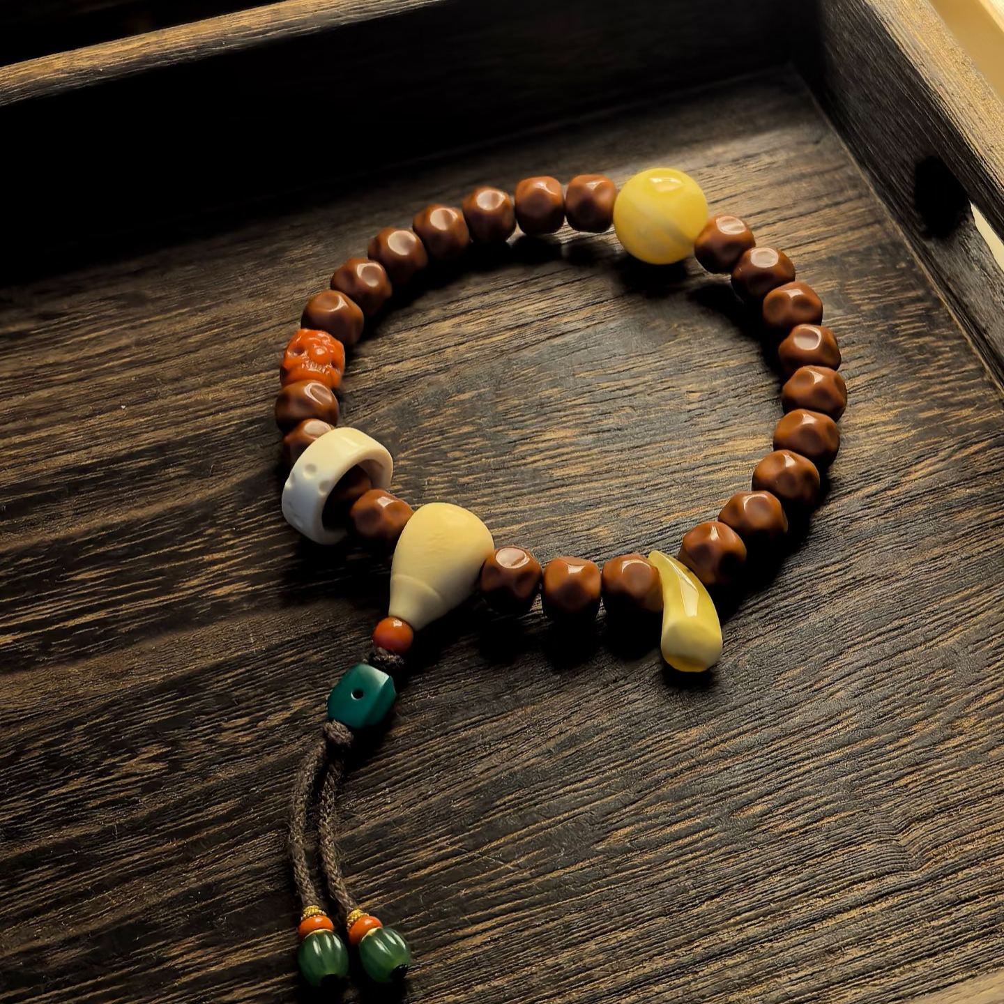 [Multi-Treasure Exquisite Workmanship] Vintage Kernel Pattern Curio Bracelet with Beeswax, Southern Red Skull & Ivory Nut Accessories | Handheld Curio Piece 核心信息