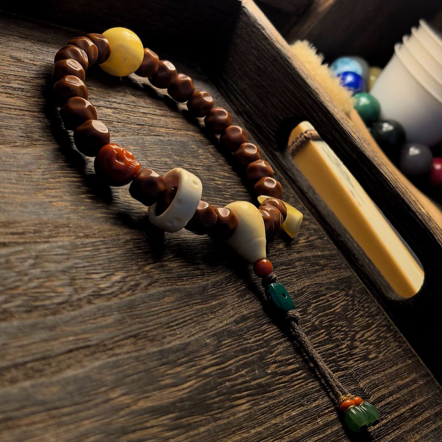 [Multi-Treasure Exquisite Workmanship] Vintage Kernel Pattern Curio Bracelet with Beeswax, Southern Red Skull & Ivory Nut Accessories | Handheld Curio Piece 核心信息