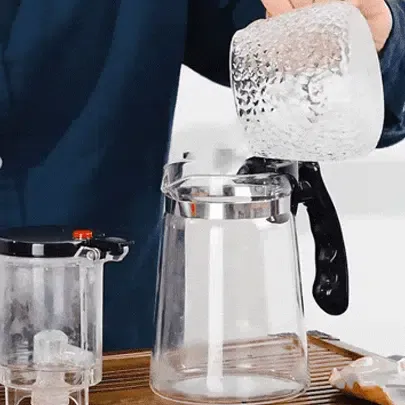 🌿Gyorsszűrős vízforraló - Mindössze 1 másodperc alatt elválasztja a tealeveleket a víztől,🍃így a teafőzés egyszerű és elegáns.