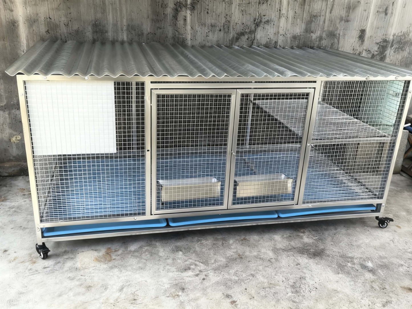Sturdy Rust-Proof Chicken Coop (Brake Casters) – Spacious Villa, Egg Area & Stainless Trough