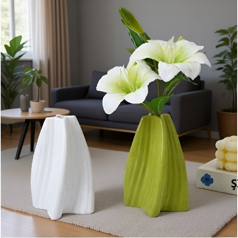 Vază decorativă în nuanțe vibrante pentru interior