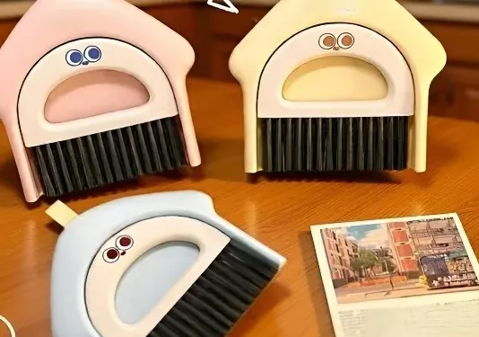Compact dustpan and brush set for desk cleaning