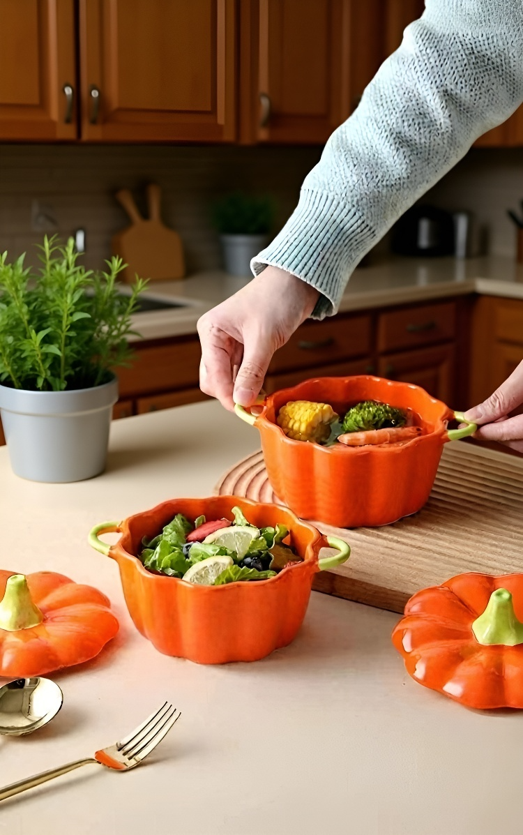 Detail keramick&eacute; misky s v&iacute;kem ve tvaru d&yacute;ně