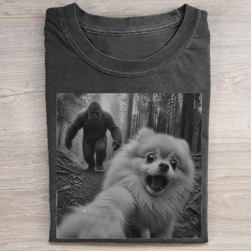 Pomeranian Running From Bigfoot T‑shirt