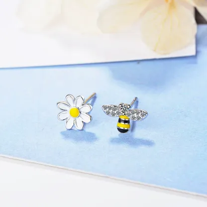 INS2147-SLUYNZ 925 Sterling Silver Flower Bee Stud Earrings for Women Teens Daisy Flower Bee Studs Earrings Summer Spring