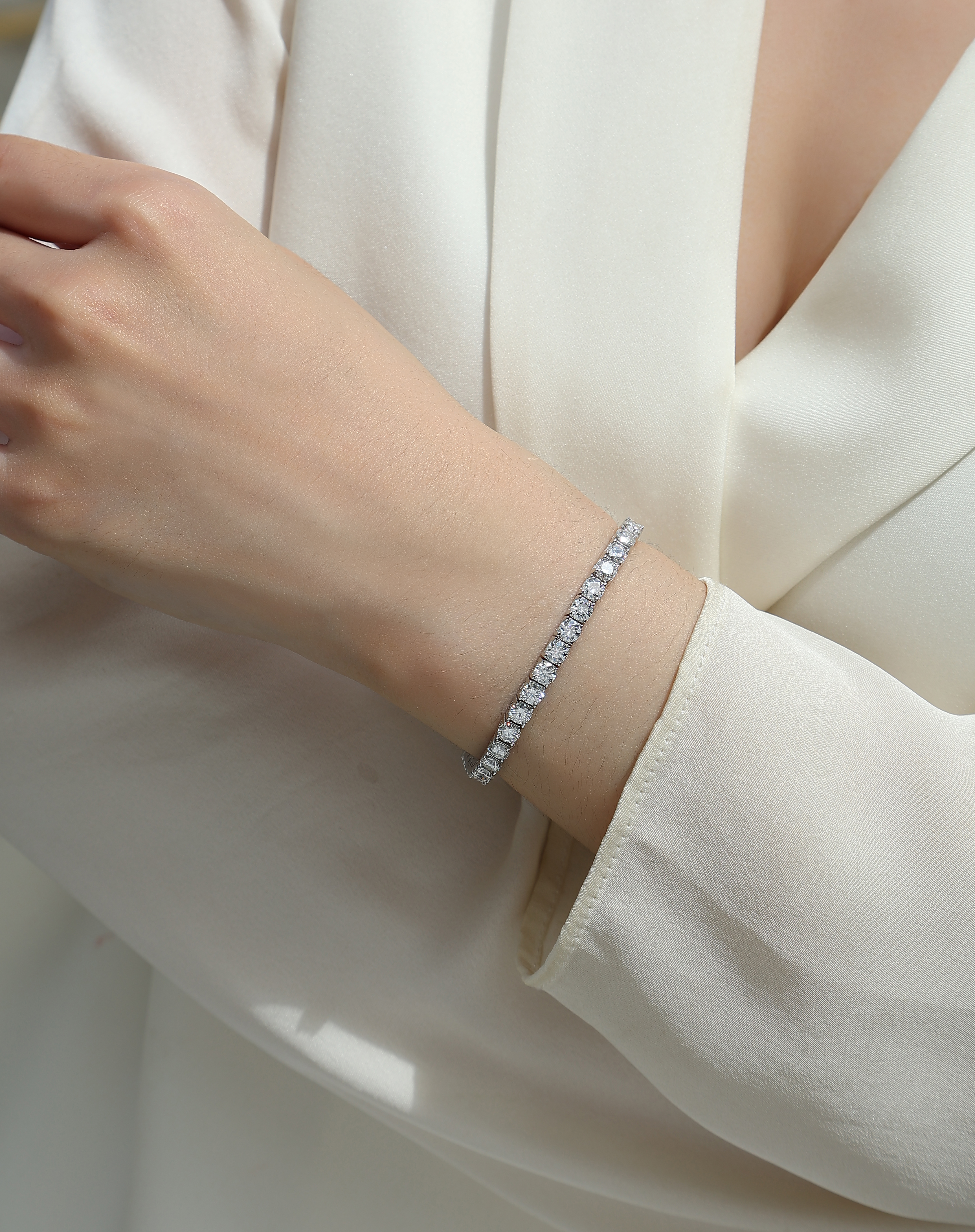 Z001-SL12759-40-Lingering on Wrist