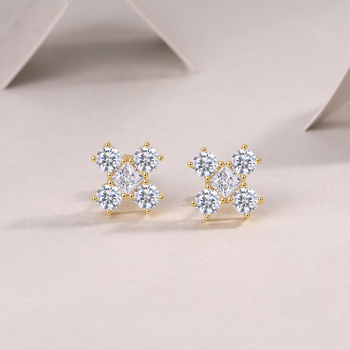 Z001-SE15414Y01-Listening Intently