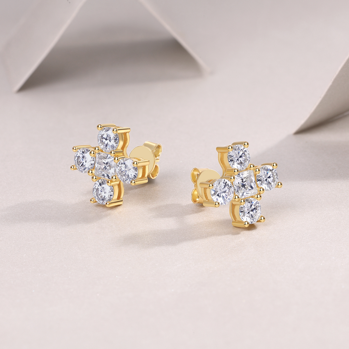 Z001-SE15414Y01-Listening Intently