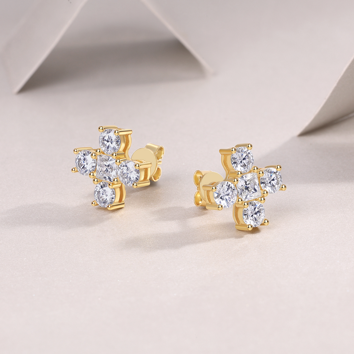 Z001-SE15414Y01-Listening Intently