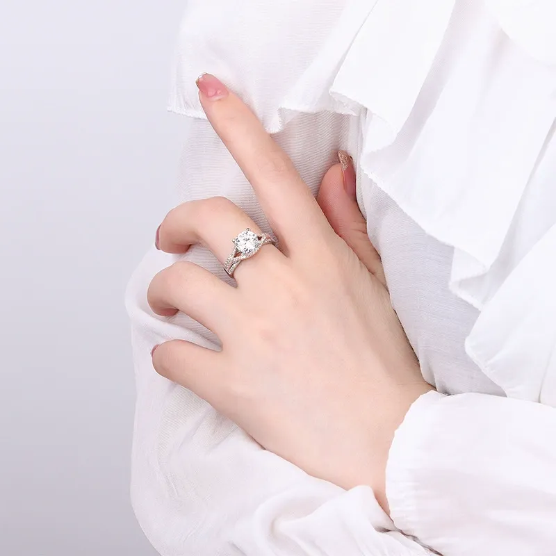 INS1088-10K 14K 18K Gold 1 Carat Twisting Moissanite Engagement Rings for Women Split Shank Halo Moissanite Promise Ring for Her