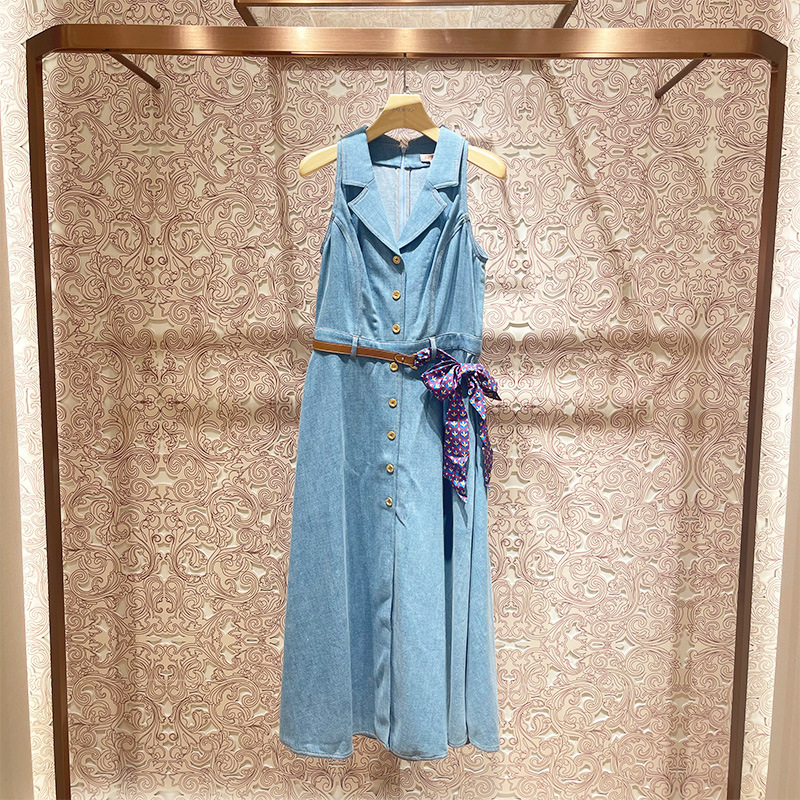 Sleeveless high-waisted denim dress with a bow detail