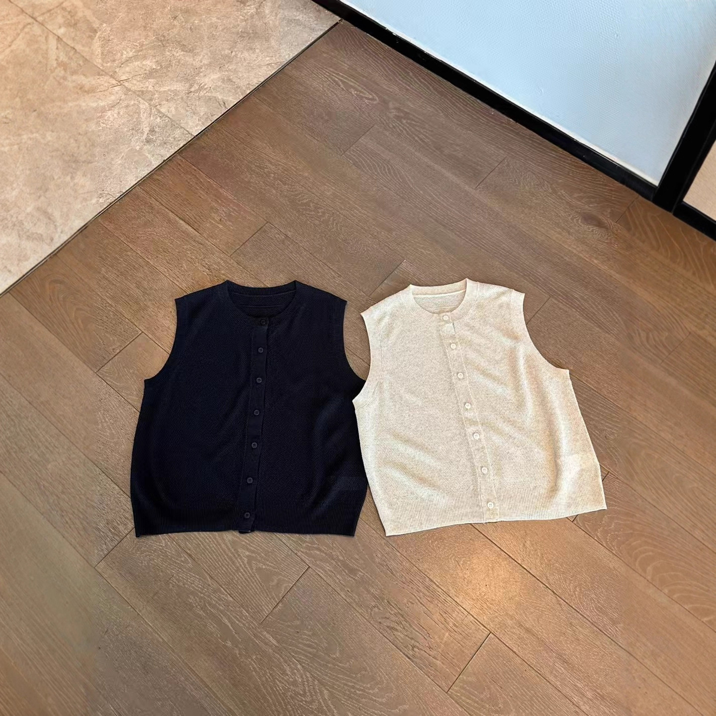 Linen crew neck knit sleeveless cardigan