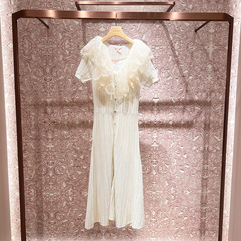 Mid-length, slim-fitting knitted dress