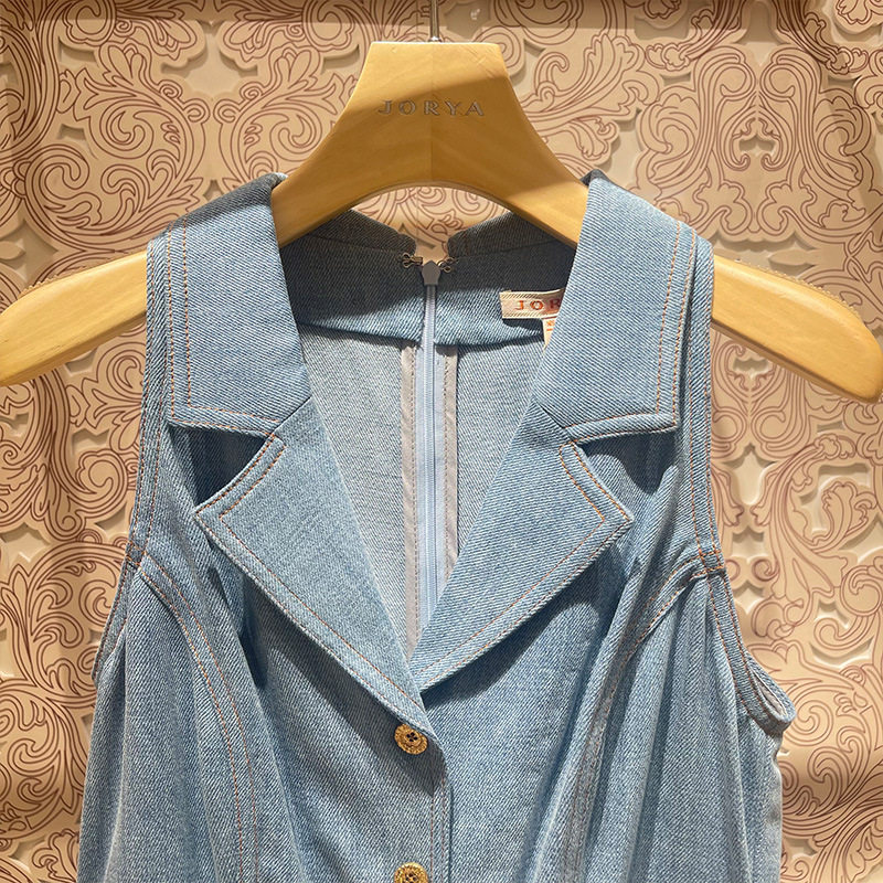Sleeveless high-waisted denim dress with a bow detail