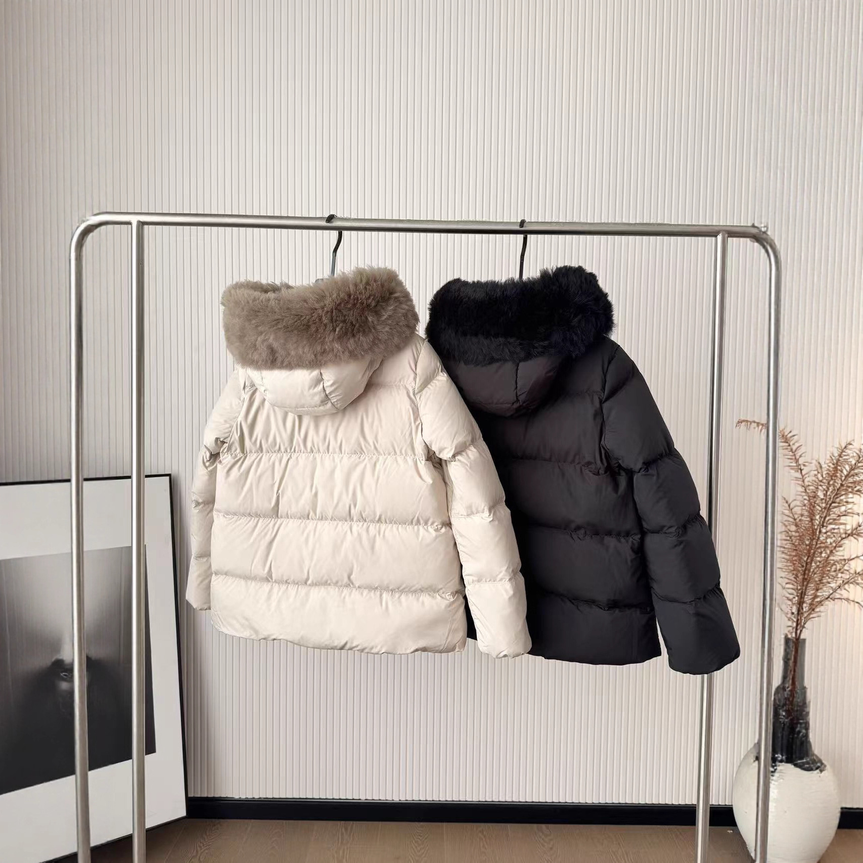 Women's windproof and warm hooded down jacket with fur collar