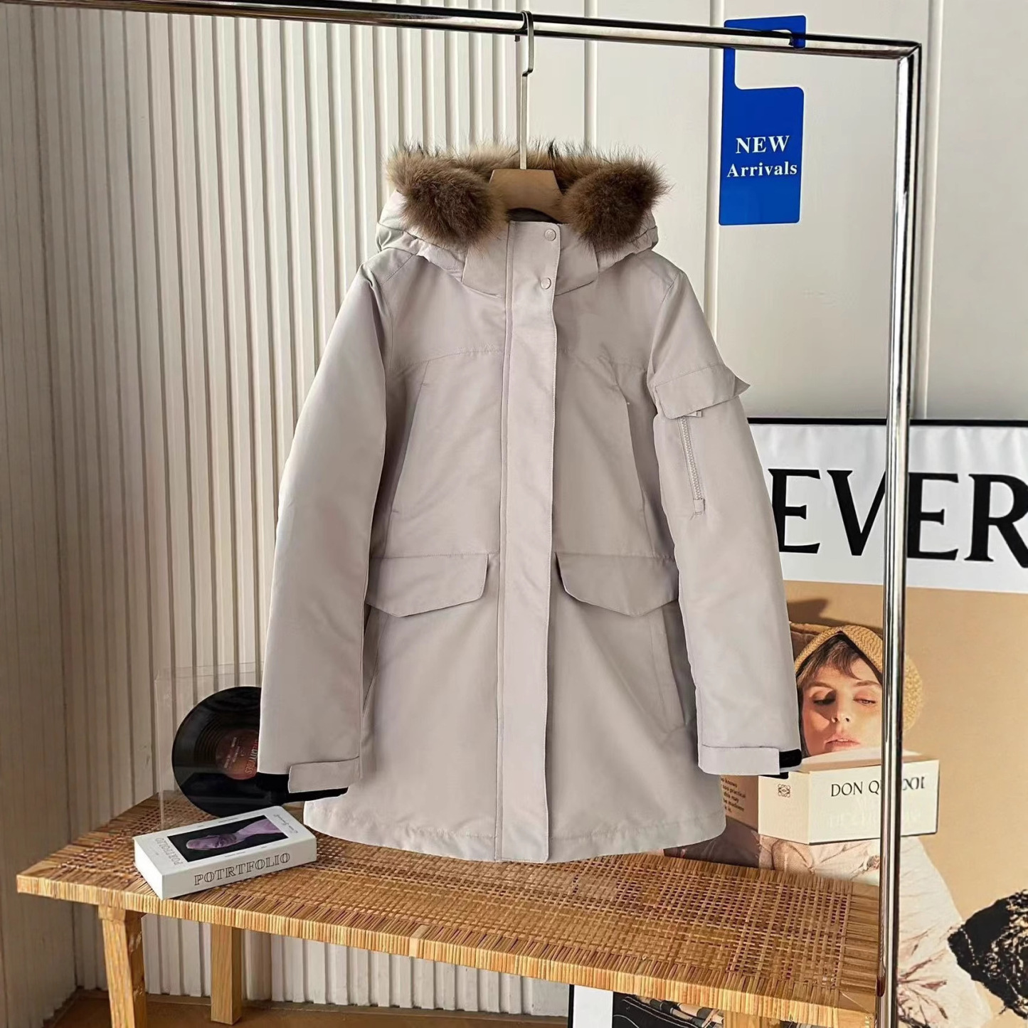 Women's Thickened Windproof and Waterproof Down Jacket