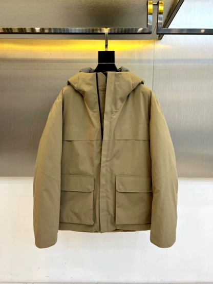 Three-in-one detachable jacket with down lining, windproof and waterproof.