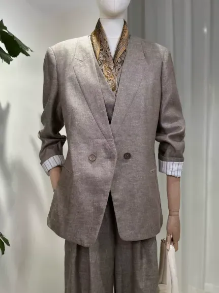 Women's simple and elegant straight-cut long-sleeved blazer/suit jacket for commuting.