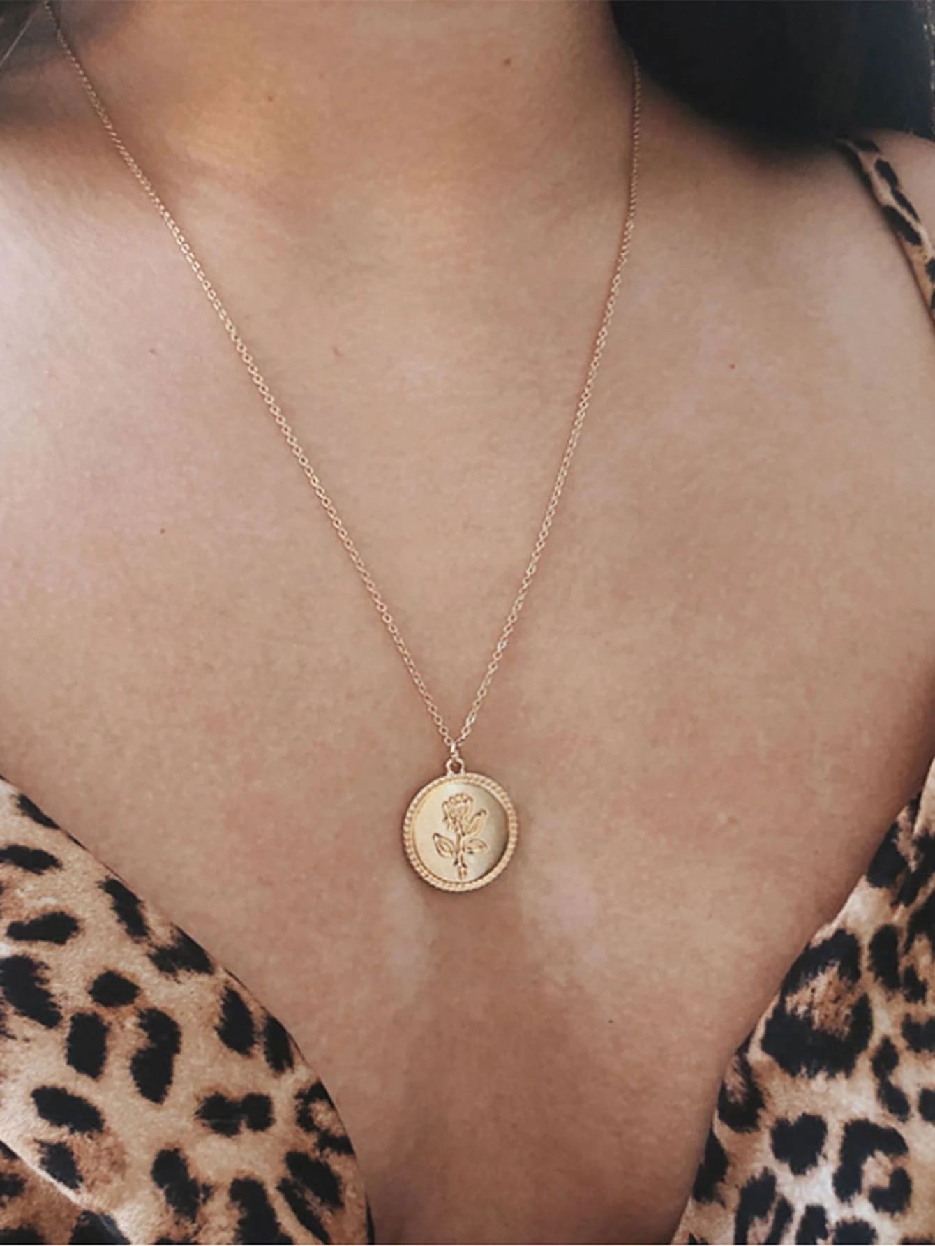 Flower Decor Round Charm Necklace