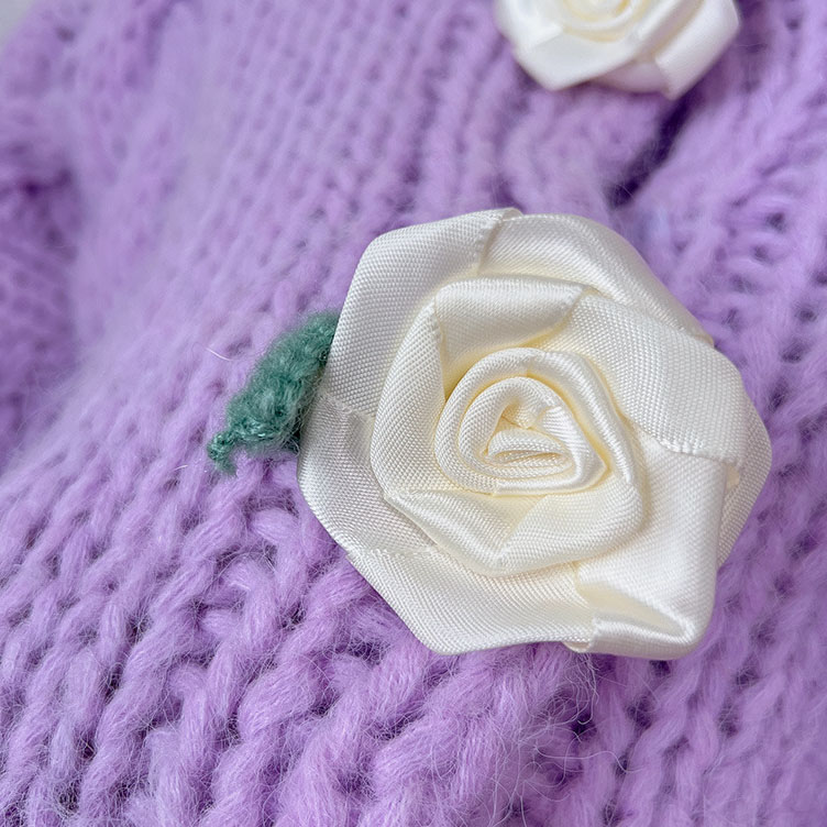 Slim-fitting, short-length knitted sweater