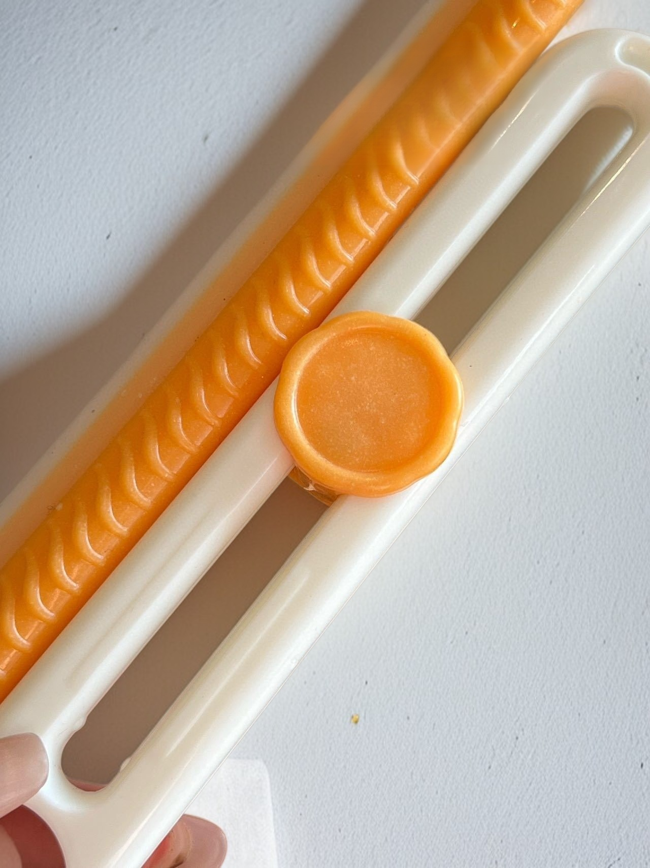 Belt-style folding wiper for versatile cleaning tasks