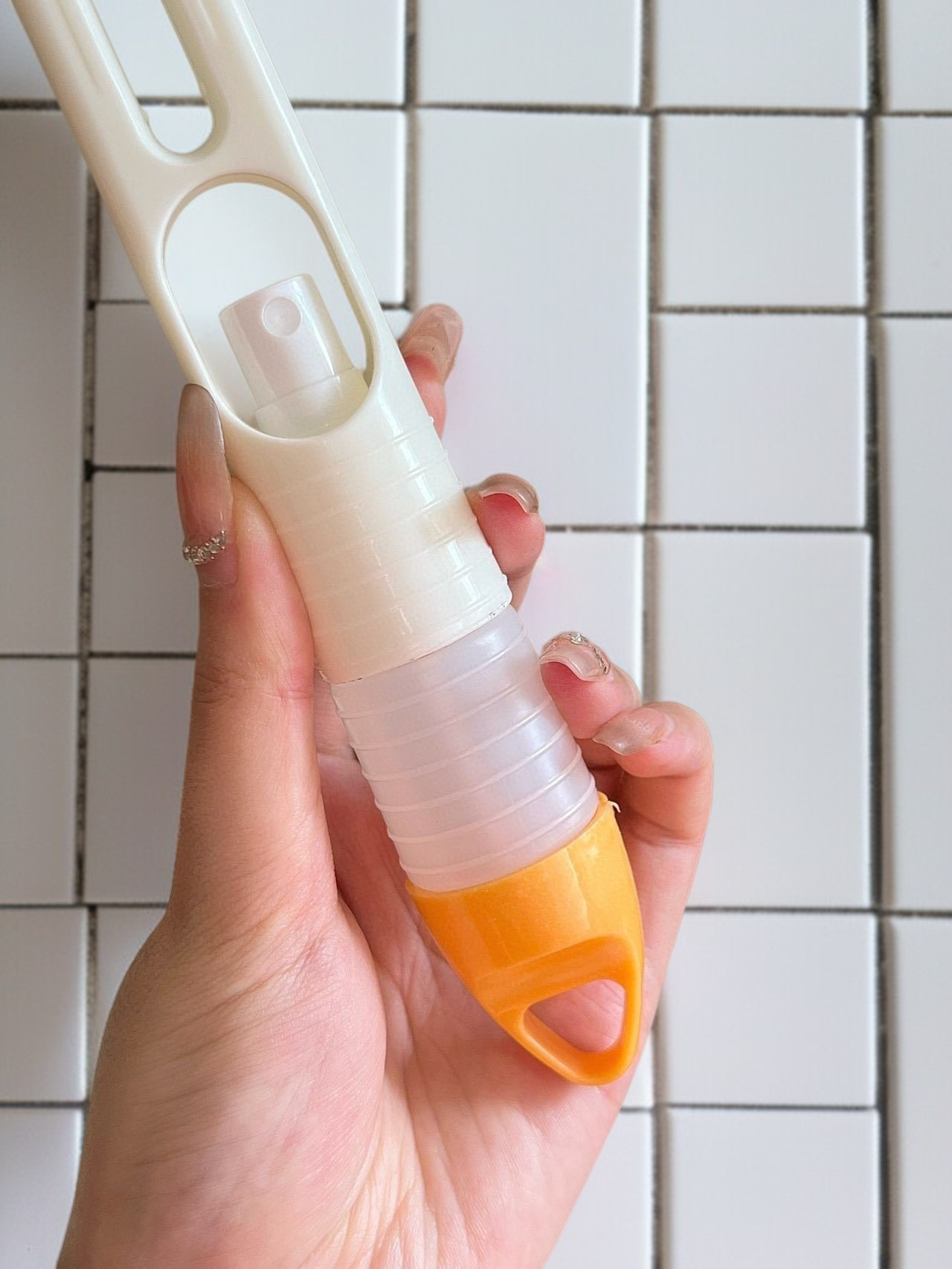 Easy-to-store folding wiper for household use