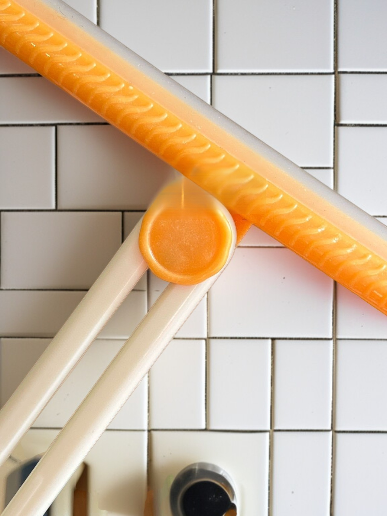 Portable household wiper with built-in spray bottle