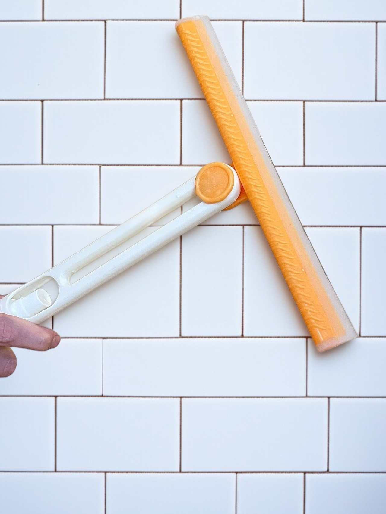 Foldable spray bottle wiper for efficient home cleaning