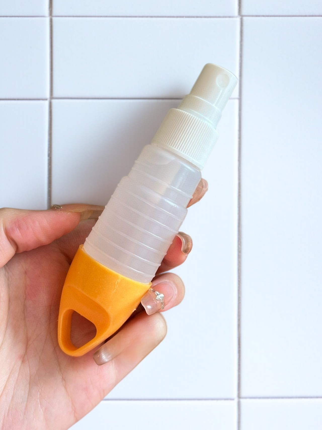 Spray and wipe cleaning tool for windows and mirrors