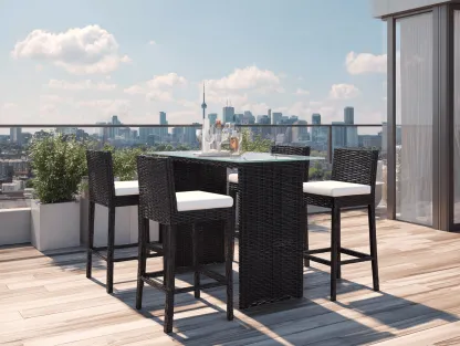 Set da pranzo da giardino con tavolo alto in rattan e 4 sgabelli con cuscini bianchi 110x70x105 cm