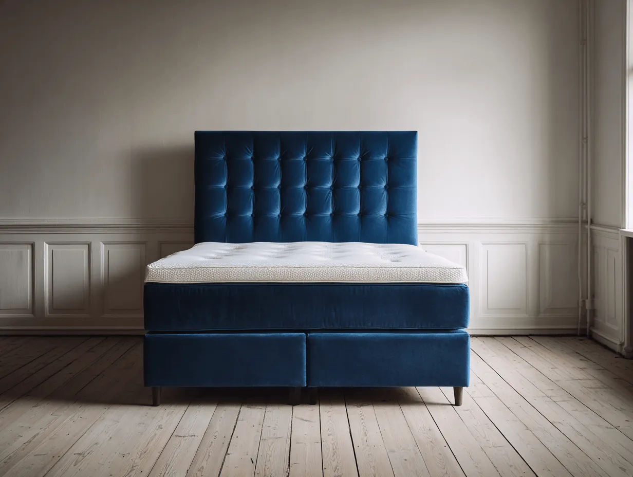 Lit à ressorts avec cadre en velours bleu et tête de lit capitonnée 160x200 cm – avec pieds en bois-Nicheota