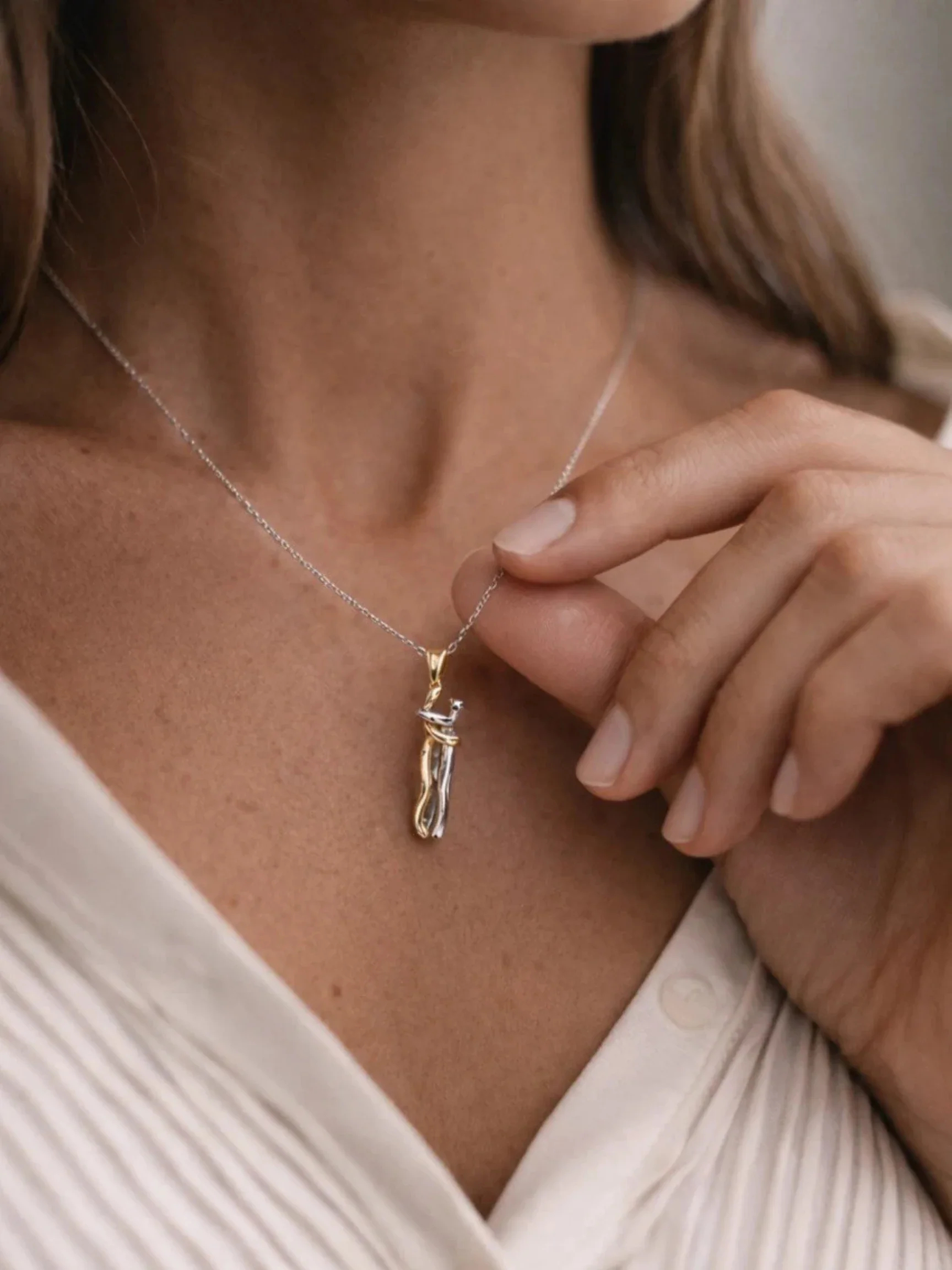 ETERNAL HUG NECKLACE