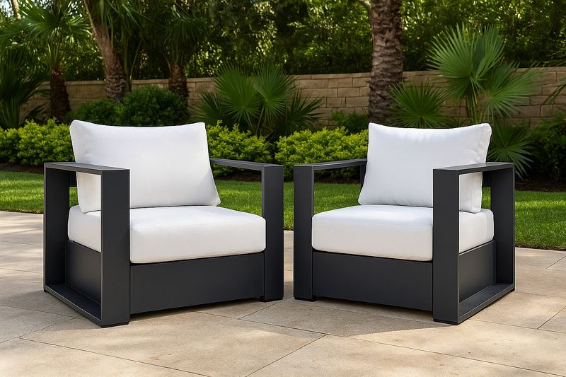 Juego de 2 sillones de exterior con estructura de aluminio negro y cojines de poliéster blanco 90x85x70 cm-Vitaaurorabelle