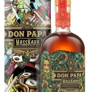 Il testo dice «Don Papa». Bottiglie speciali per liquori con etichette decorative con disegni e illustrazioni artistiche, predisposte per l'esposizione del prodotto.