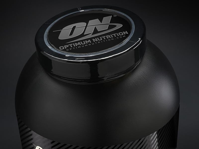 Primo piano di un contenitore cilindrico nero con il logo &laquo;ON&raquo; sul coperchio. Finitura opaca liscia con leggero riflesso sulla