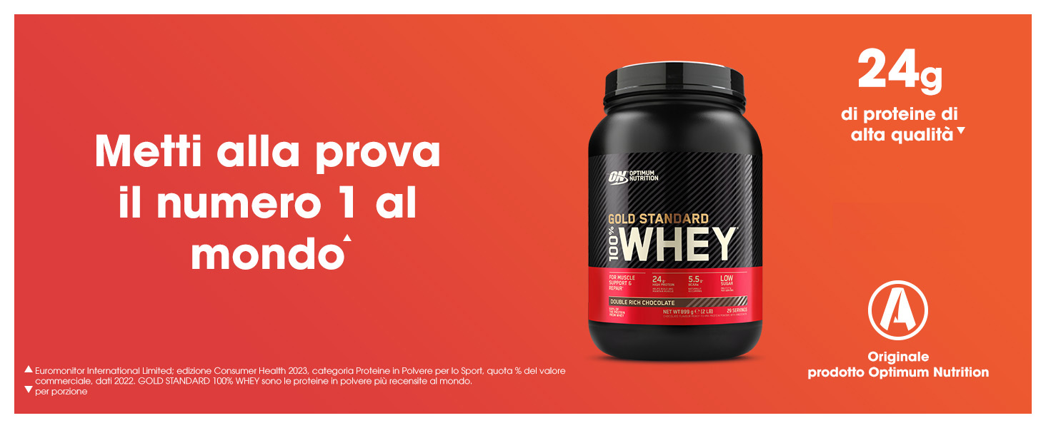Contenitore nero per proteine in polvere con etichetta dorata su sfondo arancione. Il testo evidenzia &laquo;24 g di proteine&raquo; e &laquo;siero di latte&raquo; sul prodotto. Dichiarazione di marketing in italiano sul lato sinistro.