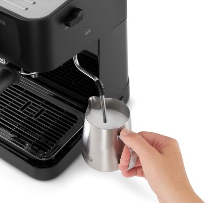 De'Longhi Stilosa EC235.BK Macchina manuale da Caffè Espresso e Cappuccino, Caffè in Polvere o in Cialde E.S.E., Montalatte classico per Cappuccini, serbatoio 1L, 1100W, Caldaia Acciaio Inox, Nero [Classe di efficienza energetica A+]